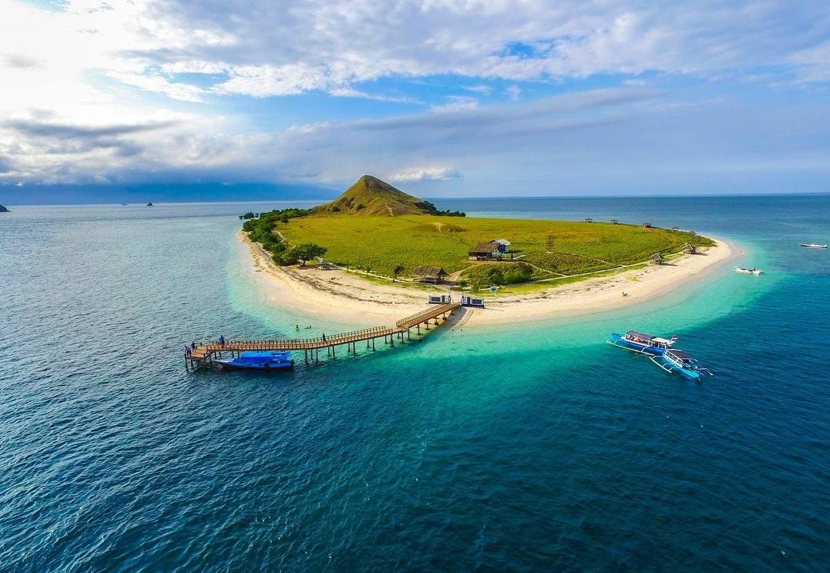 Kenawa Island green hill and beach