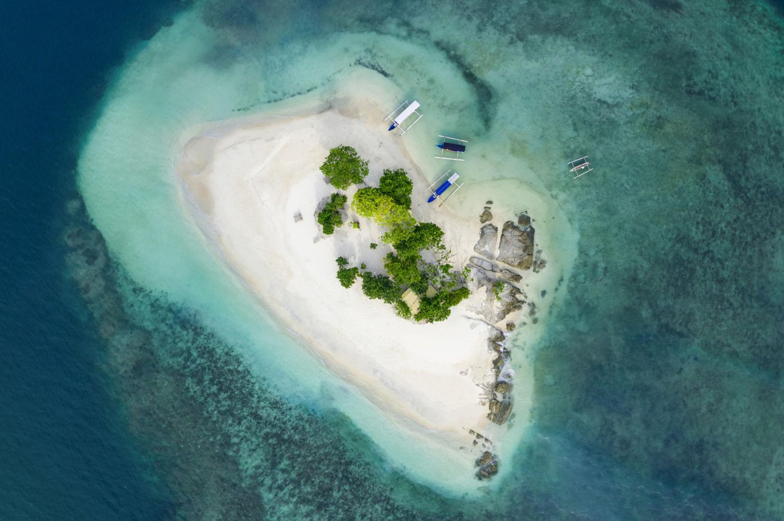 Gili Kedis clear water